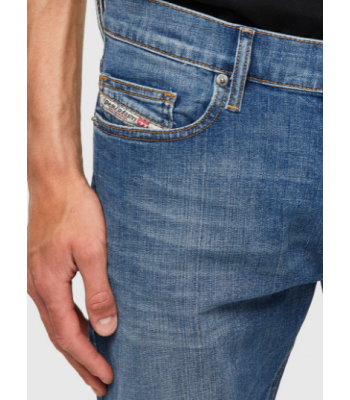 Parte superiore del jeans con etichetta in evidenza
