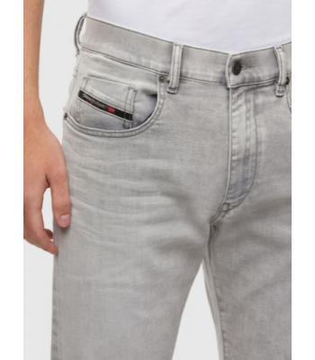 Parte frontale del jeans con etichetta Diesel sulla tasca