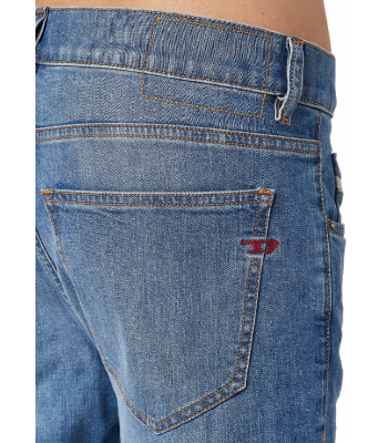 retro della tasca e D ricamata