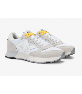 scarpa bianca e lacci gialli