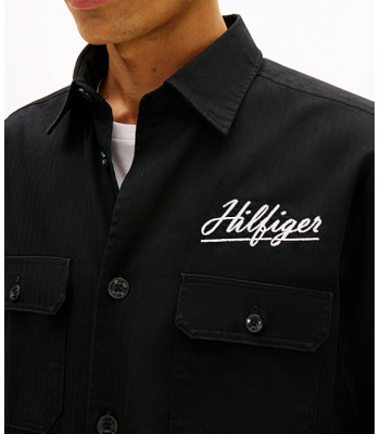 dettaglio logo sulla tasca