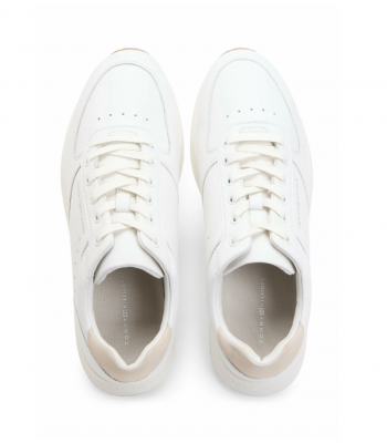 parte superiore e lacci della scarpa