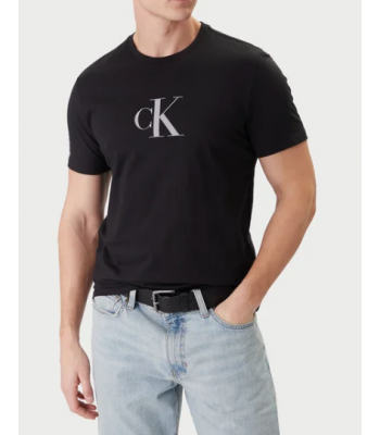 T-shirt nera con logo