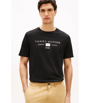 T-shirt nera con logo