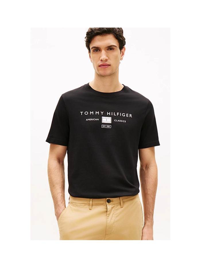 T-shirt nera con logo